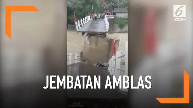 Akibat derasnya arus sungai, sebuah jembatan amblas di Desa Repaking, Wonosegoro, Boyolali.