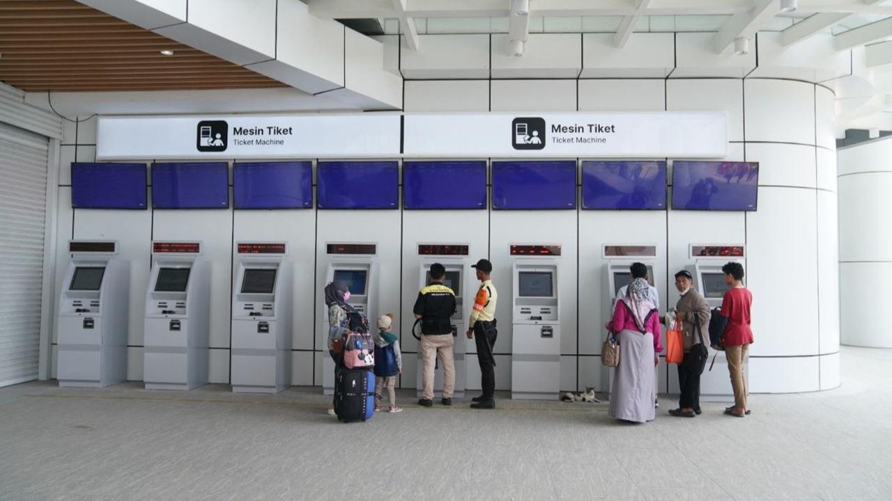 2. Ticket Vending Machine di Stasiun