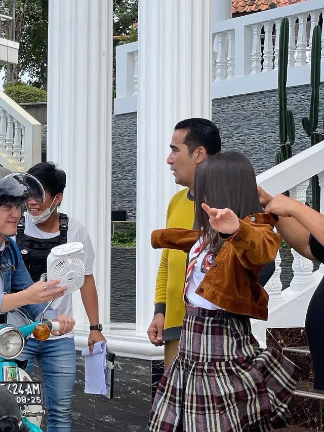 Potret kompak Farhan Rasyid bersama pemain My Love My Enemy Season 2 (Foto: Instagram/@farhanrasyidd)
