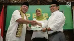 Ketum PKB, Muhaimin Iskandar (kanan) menyerahkan surat dukungan untuk pasangan Cagub-Cawagub dalam Pilkada Lampung 2018 Arinal Djunaidi (kiri) dan Chusnunia Chalim di Gedung DPP PKB, Jakarta, Rabu (20/12). (Liputan6.com/Faizal Fanani)