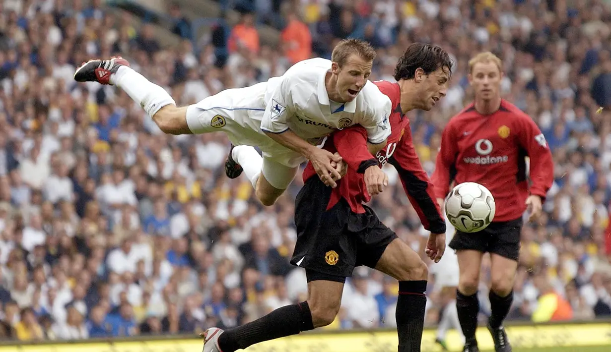 Lee Bowyer. Gelandang Inggris yang kini berusia 45 tahun dan telah pensiun pada Juli 2012 bersama Ipswich Town ini pernah membela Leeds United pada 1996/1997 hingga tengah musim 2002/2003. Liverpool pun tertarik mendatangkannya pada awal musim 2002/2003, namun proses transfernya menjadi berlarut-larut dan akhirnya buntu akibat protes para suporter Liverpool yang tidak menginginkan sang pemain karena pernah terlibat kasus rasisme. Pada tengah musim 2002/2003 Lee Bowyer akhirnya berlabuh ke West Ham United. (AFP/Paul Barker)