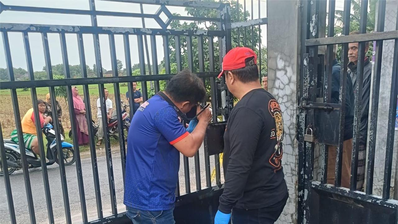 Polisi sedang melakukan olah TKP di rumah korban perampokan di Desa Kedungwinong, Kecamatan Sukolilo Pati. (Liputan6.com/Dok. Polresta Pati)