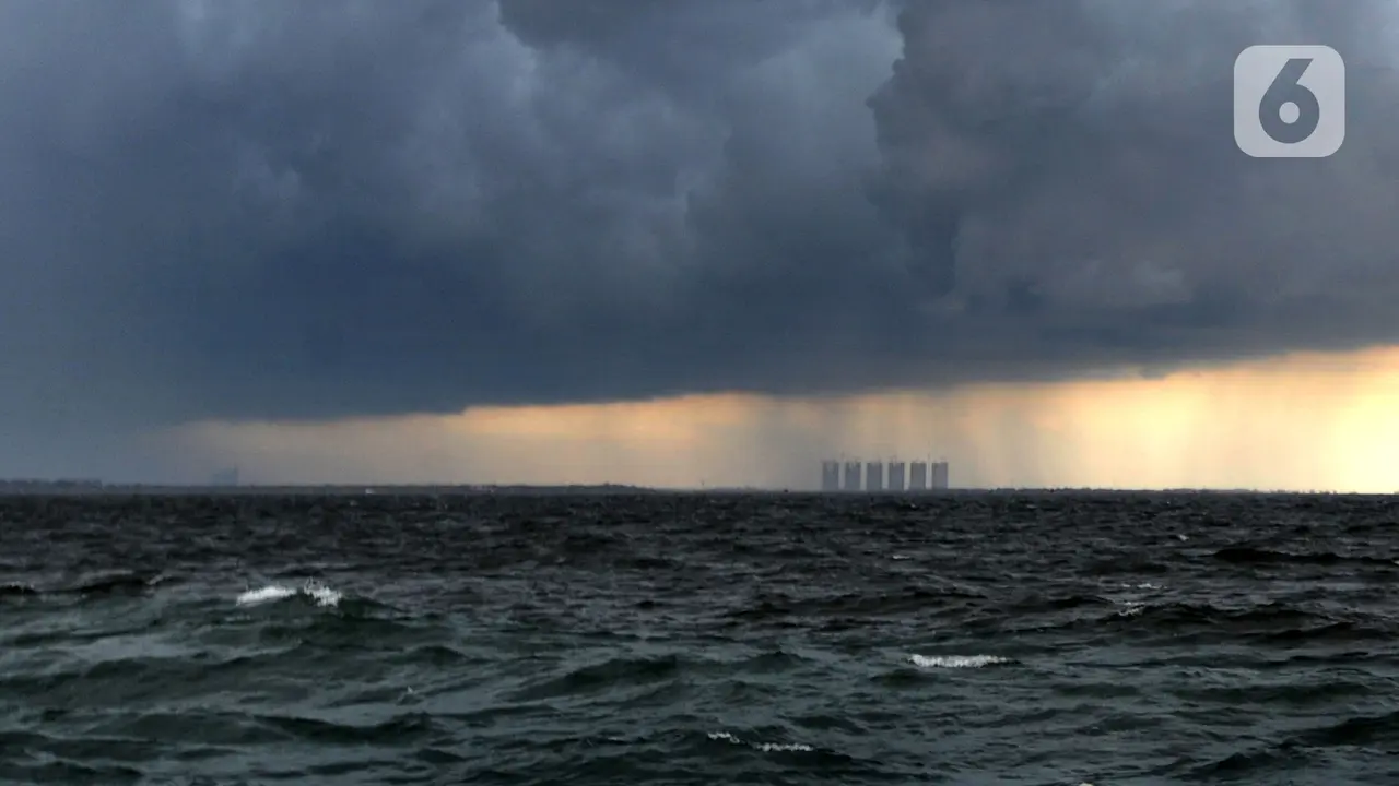 FOTO: Awan Cumulonimbus Selimuti Perairan Teluk Jakarta