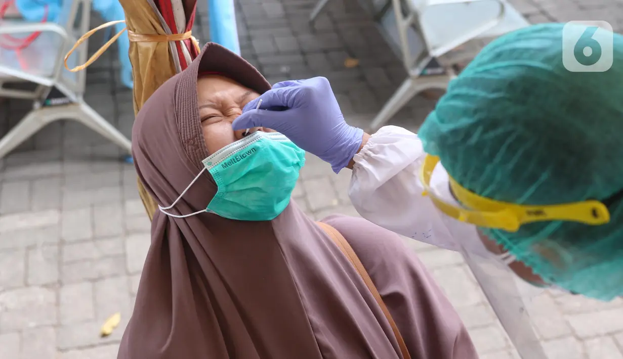 Petugas melakukan tes cepat antigen COVID-19 kepada penumpang bus Antar Kota Antar Provinsi (AKAP) yang baru tiba di terminal Kalideres, Jakarta Barat, Senin (17/5/2021). Menyambut arus balik mudik Lebaran, Terminal Kalideres mendirikan posko tes antigen bagi penumpang. (Liputan6.com/Angga Yuniar)