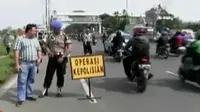 Polisi tilang pengendara di Jembatan Layang Pesing. Sementara itu, Dinkes DKI dan Satpol PP menggerebek klinik aborsi di kawasan Senen.