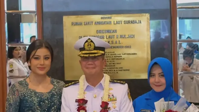 Penampilan Awkarin Dampingi Ayahanda dalam Pelantikan Jabatan Baru, Anggun Berkebaya Navy  (credit: instagram.com/narinkovi