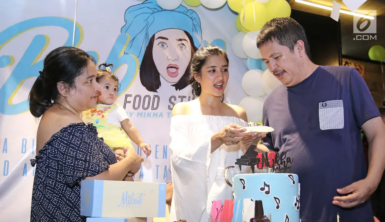 Artis peran Mikha Tambayong memberikan potongan kue ulang tahun kepada orangtuanya pada perayaan di kawasan Tebet, Jakarta, Jumat (15/9). Di hari bahagianya itu, Mikha juga membuka bisnis baru di bidang kuliner. (Liputan6.com/Herman Zakharia)