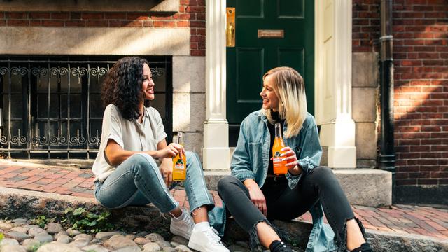 Contoh ilustrasi menghabiskan waktu bersama teman-teman