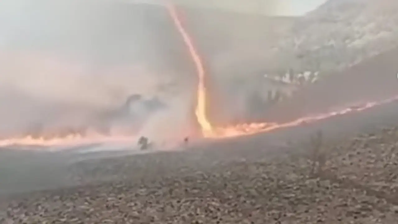 Penampakan fenomena dust devil atau tornado api dalam kebakaran Gunung Bromo. (Foto: Instagram Infobmkgjuanda)