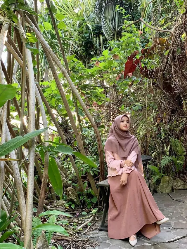 6 Ide Mix and Match Baju Pink Hijab ala Wirda Mansur, Gaya Stylish Jadi Panutan Remaja