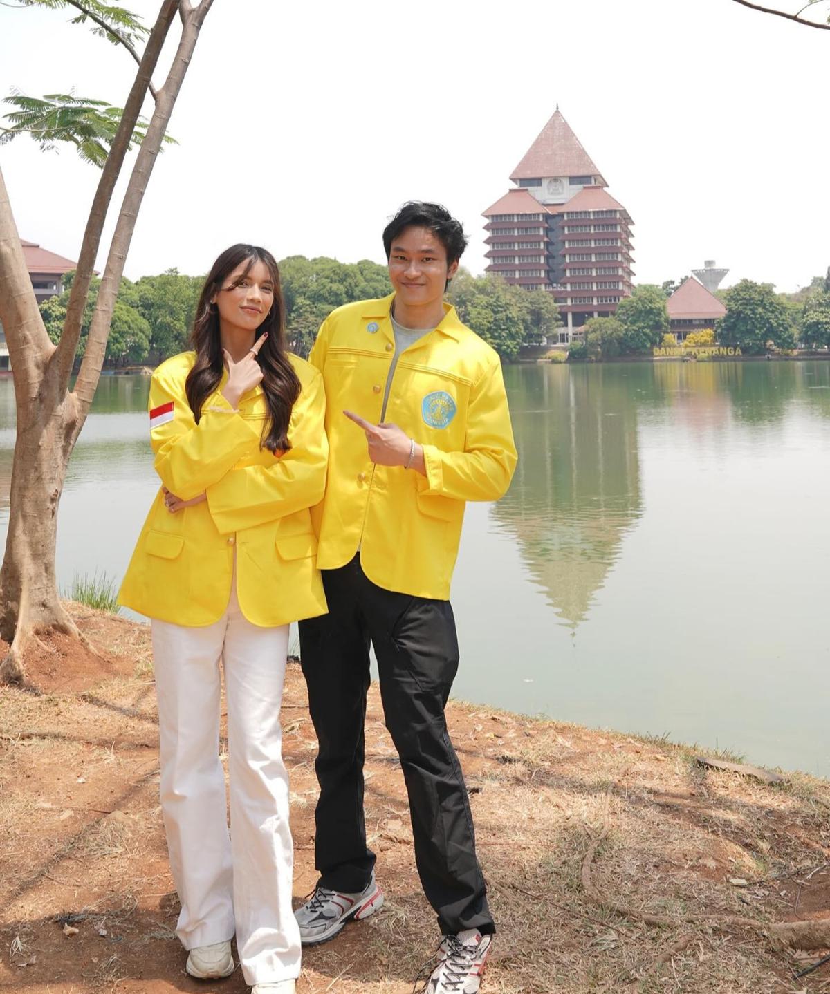 Potret Sabrina dan Azka Pakai Jas Almamater UI