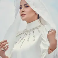 Intip gaya busana Olla Ramlan tampil glamor yang menyejukkan saat Idul Adha (@ollaramlan)