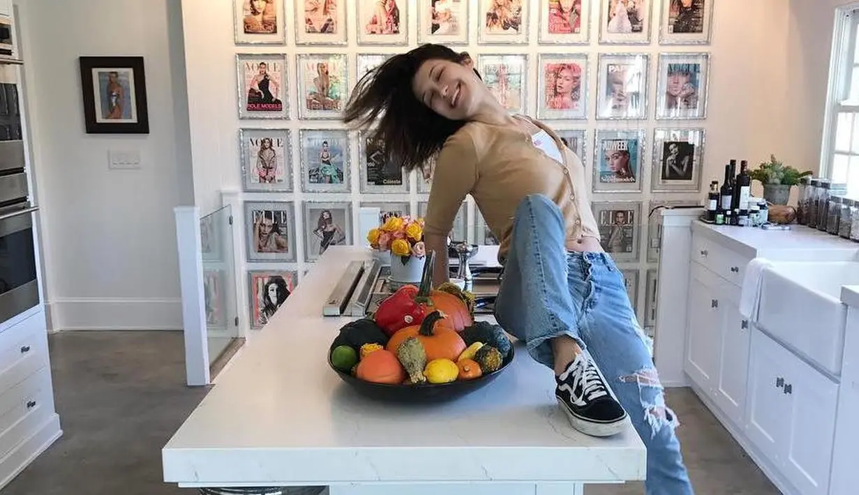 Bella Hadid kayaknya senang banget ya pulang ke rumah. (instagram/yolanda.hadid)