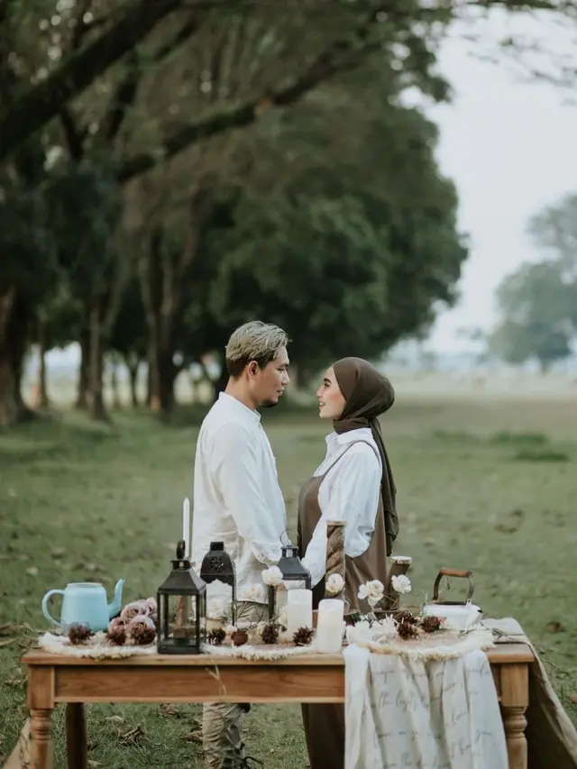 Jarang Tersorot, Ini 6 Potret Romantis Rizal Armada dan Istri