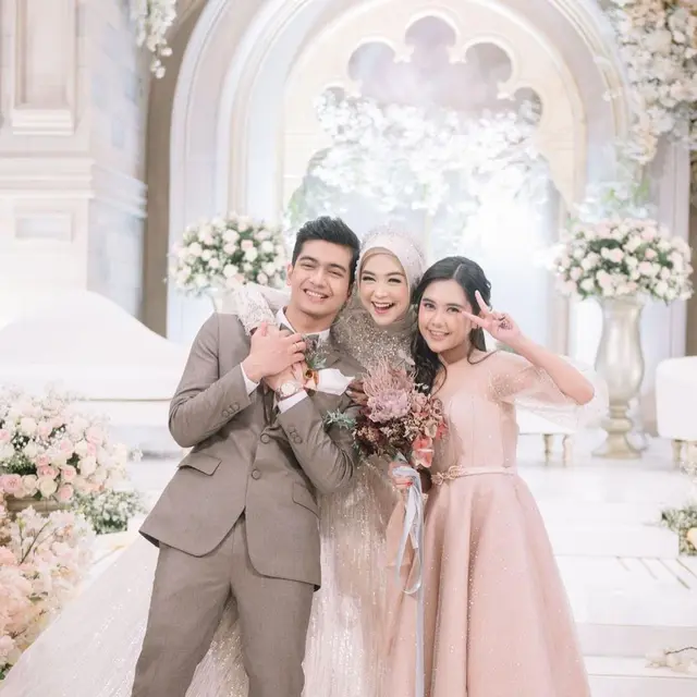 6 Artis Ini Pernah Dapat Buket Bunga dari Pengantin, Fuji Didoakan Menyusul