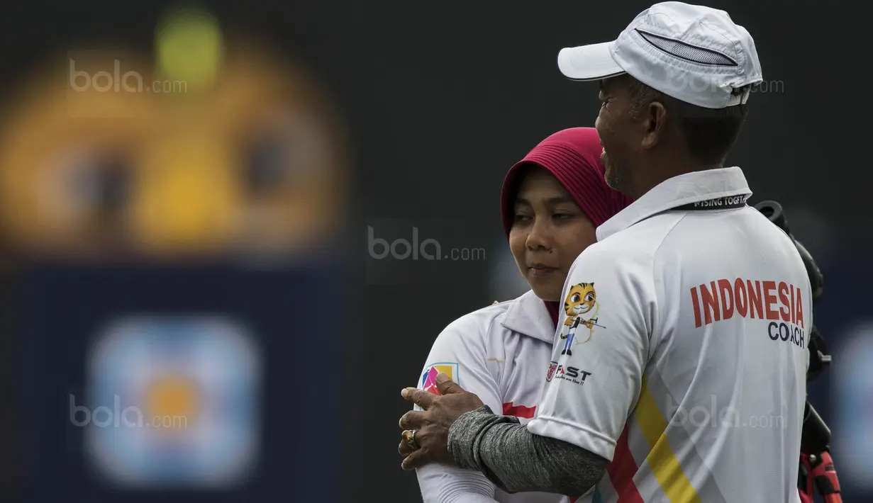Pepanah putri Indonesia, Sri Ranti, merayakan kemenangan pada SEA Games cabang panahan nomor compound di National Sports Council, Kuala Lumpur, Rabu (16/8/2017). Dirinya meraih emas pertama untuk Indonesia. (Bola.com/Vitalis Yogi Trisna)