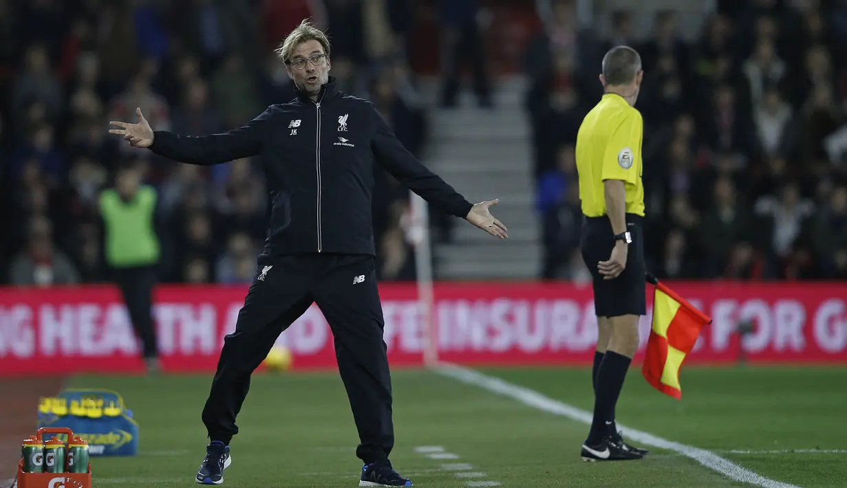 Jurgen Klopp memberikan instruksi seperti menari ke kiper Liverpool Adam Bogdan usai gol Pemain Soton, Sadio Mane pada laga Piala Liga Inggris di Stadion St. Mary's, Southampton, Kamis (3/12/2015) dini hari WIB. (AFP Photo/Adrian Dennis)