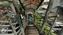 Warga menuruni tangga jembatan penyeberangan orang (JPO) di Mampang, Jakarta, Selasa (17/1). Namun karena sangat dibutuhkan, warga membuka kembali JPO ini. (Liputan6.com/Yoppy Renato)