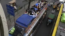 Warga berada di bus saat mereka melakukan perjalanan ke kampung halaman mereka menjelang perayaan Idul Fitri di Lahore (7/5/2021). Lebaran Idul Fitri jatuh pada 13 Mei 2021. (AFP Photo/Arif Ali)