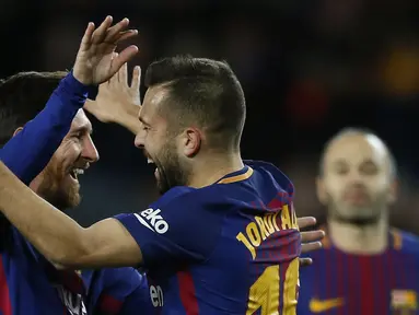 Pemain Barcelona, Jordi Alba (kanan) merayakan gol bersama rekannya Lionel Messi pada laga Copa del Rey di Camp Nou stadium, Barcelona, (11/1/2018). Barcelona menang 5-0 atas Celta Vigo. (AP/Manu Fernandez)