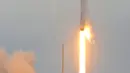 Roket Falcon 9 milik SpaceX meluncur dari landasan 39A, Kennedy Space Center, Florida, AS, Minggu (19/2). Roket Falcon 9 membawa kapsul Dragon berisi 2,5 ton perbekalan untuk para astronaut di ISS.  (AFP PHOTO / BRUCE WEAVER) 