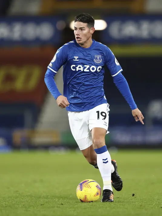 Gelandang Everton, James Rodriquez menggiring bola saat bertanding melawan West Ham pada pertandingan lanjutan Liga Inggris di Goodison Park, Sabtu (2/1/2021). Kekalahan ini membuat Everton memutus rentetan tren positif di Liga Inggris. (Jan Kruger, Pool via AP)