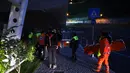 Regu penyelamat didatangkan untuk mengevakuasi penumpang di jalur Mont Blanc, Pegunungan Alpen, Kamis (8/9). 33 orang terjebak semalaman di kereta gantung yang mendadak berhenti di ketinggian lebih dari 3.000 meter. (AFP PHOTO/Jean-Pierre CLATOT)