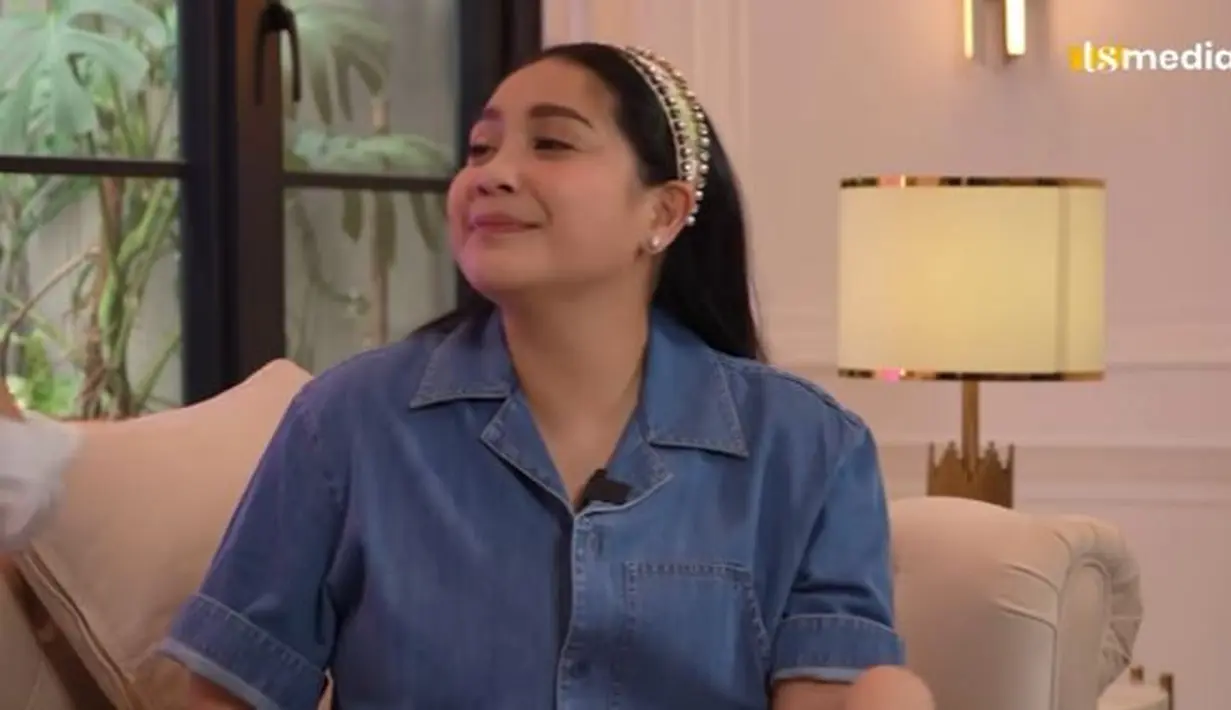 Saat berbincang dengan Titi Kamal, Nagita Slavina mengenakan bando berwarna putih dengan renda gold. Bando tersebut dibandrol seharga 3.400 ribu rupiah. (Foto: Instagram/@raffinagita1717)