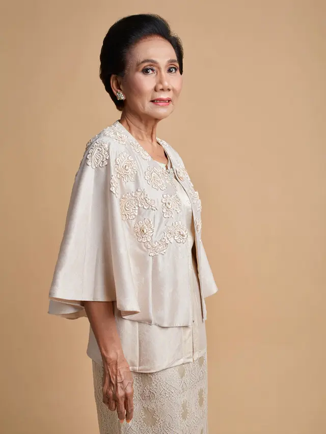 Kebaya Brokat Modern untuk Ibu-Ibu Usia 50 Tahun