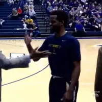 Stephen Garnett, asisten pelatih basket Whitman College memiliki gaya bersalaman yang berbeda-beda. Semuanya seru! (Via: youtube.com/Inside Edition)