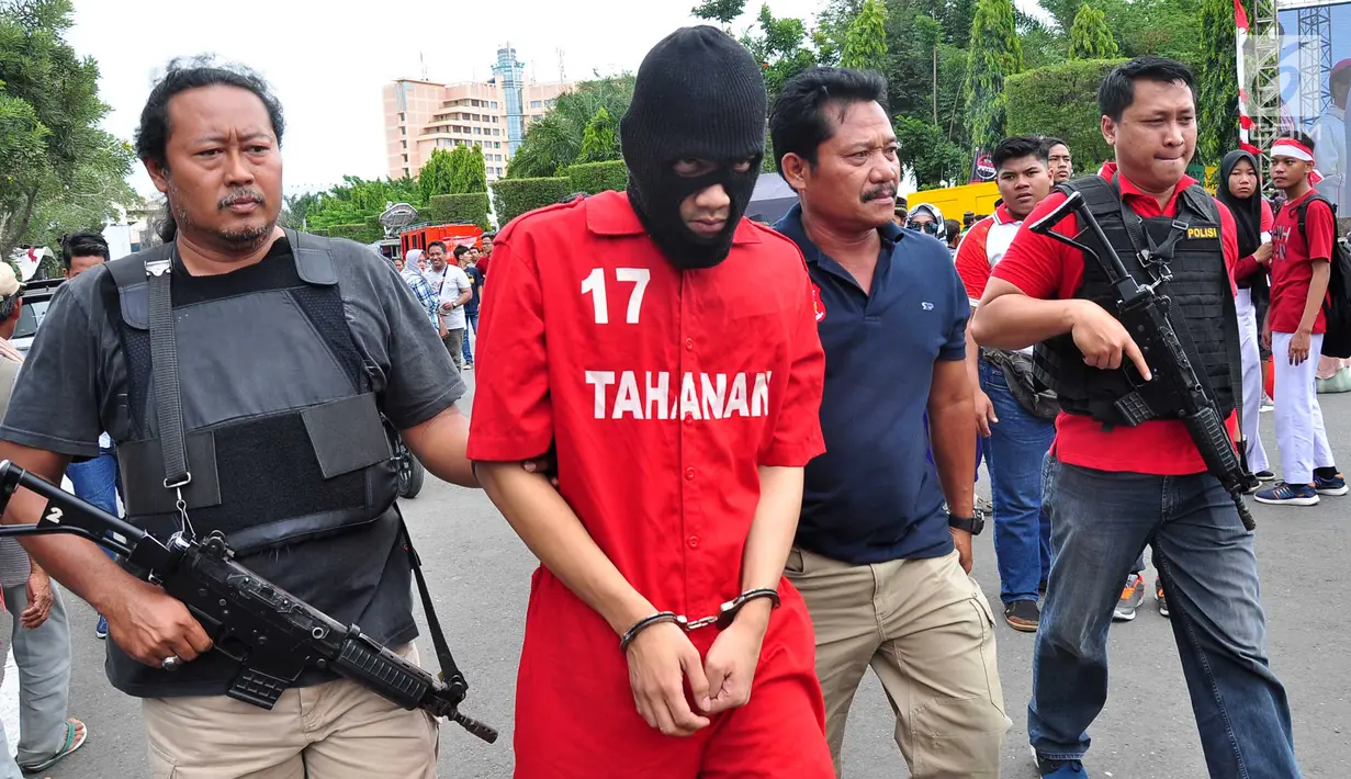 Tersangka kurir narkoba digiring aparat kepolisian pada rilis narkoba di Patwal Simpanglima Semarang, Minggu ( 17/3).Unit Satuan Narkoba Polsek Pedurungan Semarang menangkap kurir narkoba di Perumahan Plamongan Hijau Semarang. (Liputan6.com/Gholib)