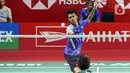 Pebulu tangkis tunggal putra Indonesia Christian Adinata mengembalikan kok ke arah lawannya pebulu tangkis tunggal putra Belanda Mark Caljouw pada babak kualifikasi turnamen Daihatsu Indonesia Masters 2023 di Istora Gelora Bung Karno, Jakarta, Selasa (24/1/2023). Christian Adinata menang atas Mark Caljouw dengan skor 20-22, 21-14, dan 21-17. (Liputan6.com/Herman Zakharia)