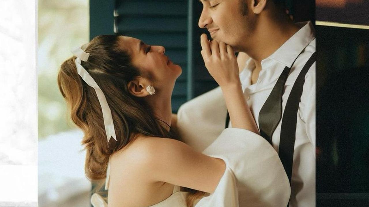 Dengan penampilan yang gagah, Marco mengenakan kemeja putih dan celana panjang hitam.