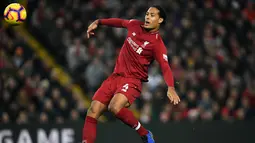 Van Dijk sudah tampil sebanyak 23 pertandingan dan tampil konsisten baik. Bek besar tersebut memenangakan 76% melakukan tekel bersih, melakukan 25 iintersep dan 120 sapuan. (AFP/Oli Scarff)