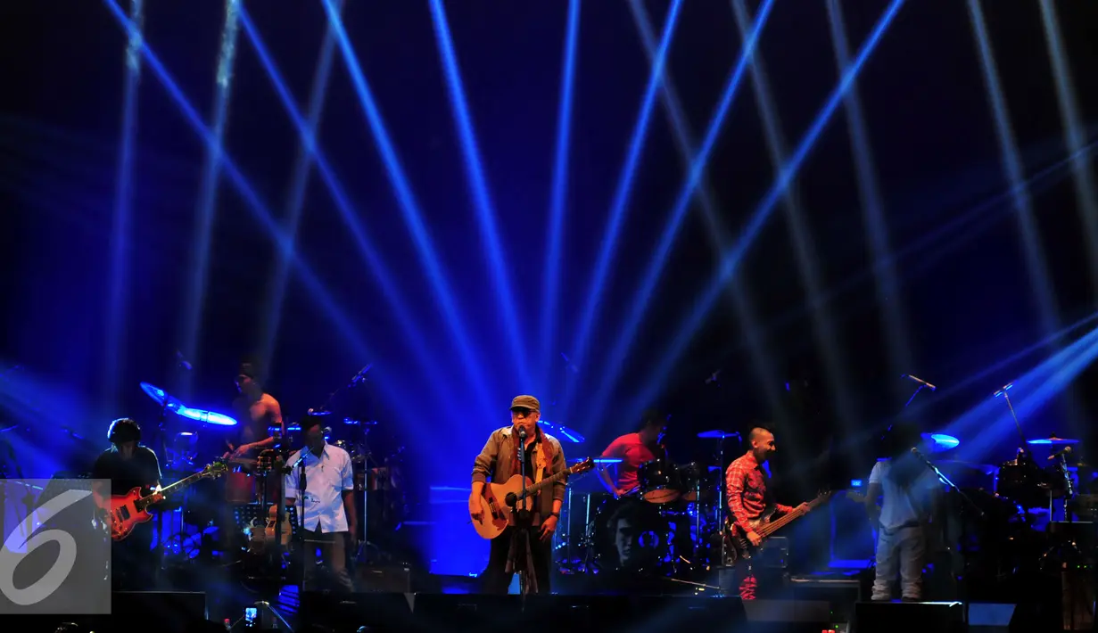 Aksi Iwan Fals bersama bandnya dalam konser bertajuk "Untukmu Indonesia" di Istora Senayan, Jakarta, Sabtu (21/11). Konser ini melibatkan sejumlah musikus, di antaranya Edi Kemput, Iwa K, Neo, dll. (Liputan6.com/Faisal R Syam)