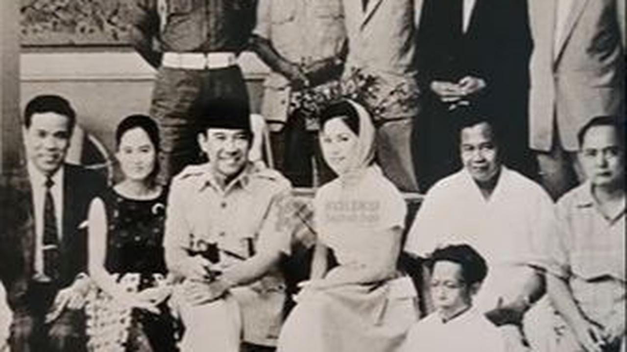 Surat cinta tersebut dituliskan di bawah foto kebersamaan Soekarno dan sang pujaan hati yang berasal dari Jepang sekaligus sang istri, Ratna Sari Dewi.<br>