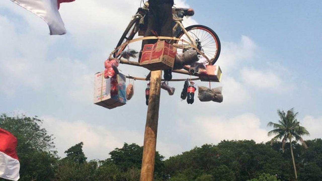 Lomba panjat pinang meriahkan Pesta Rakyat di Ciliwung