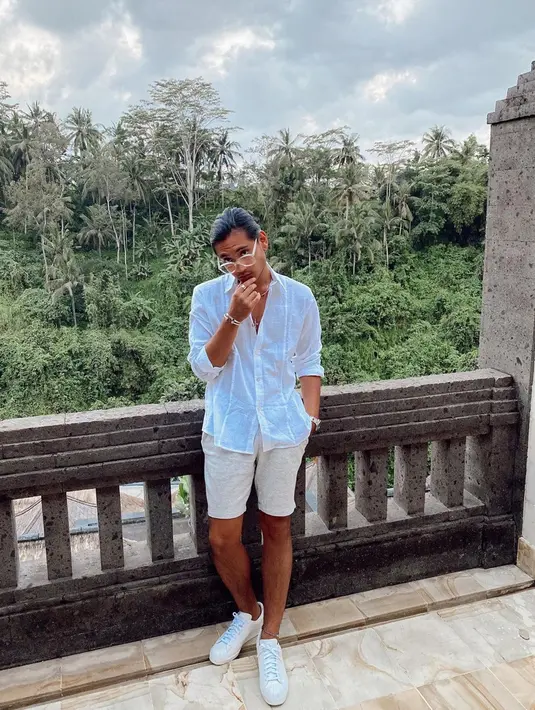 Aktor sekaligus penyanyi ini selalu tampil menawan di berbagai kesempatan. Kali ini ia tampak keren dengan outfit serba putih. Kacanara yang Giorgino Abraham pakai pun membuat penampilannya semakin lengkap.(Liputan6.com/IG/@giorgino_abraham)