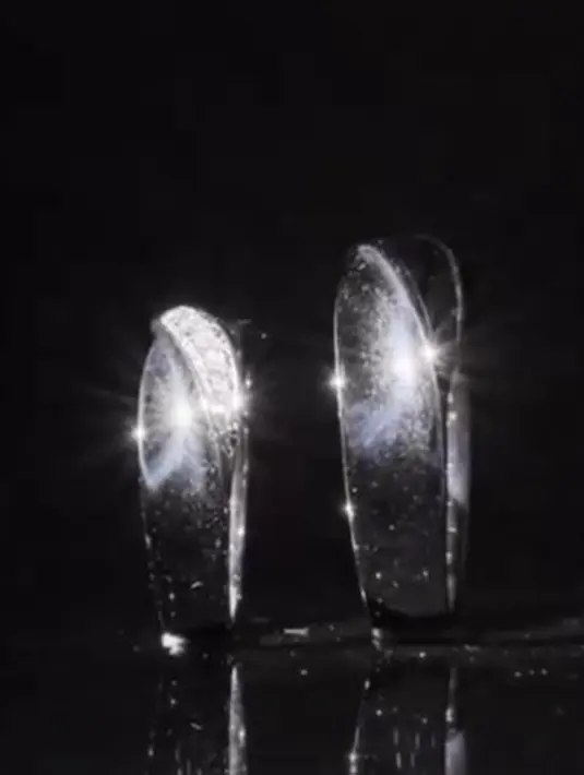 Pasangan ini memiliki cincin dengan detail black rhodium yang tampilan kontras [instagram/mondial]