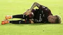 Pemain AC Milan, Samuel Castillejo, meringis kesakitan usai dilanggar pemain F91 Dudelange pada laga Liga Europa di StadionJosy Bathel, Letzebuerg, Kamis (20/9/2018). AC Milan menang 1-0 atas F91 Dudelange. (AP/Olivier Matthys)