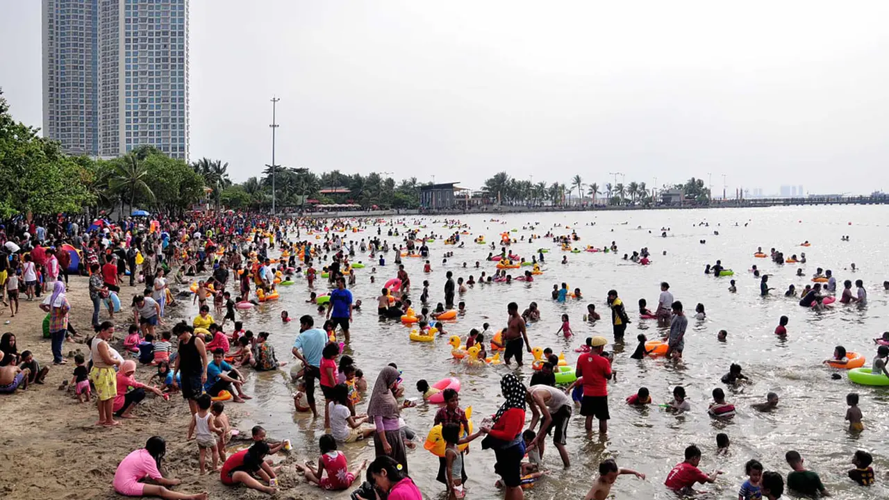 Meski Laut Pasang, Ancol Tetap Jadi Pilihan Warga Berekreasi