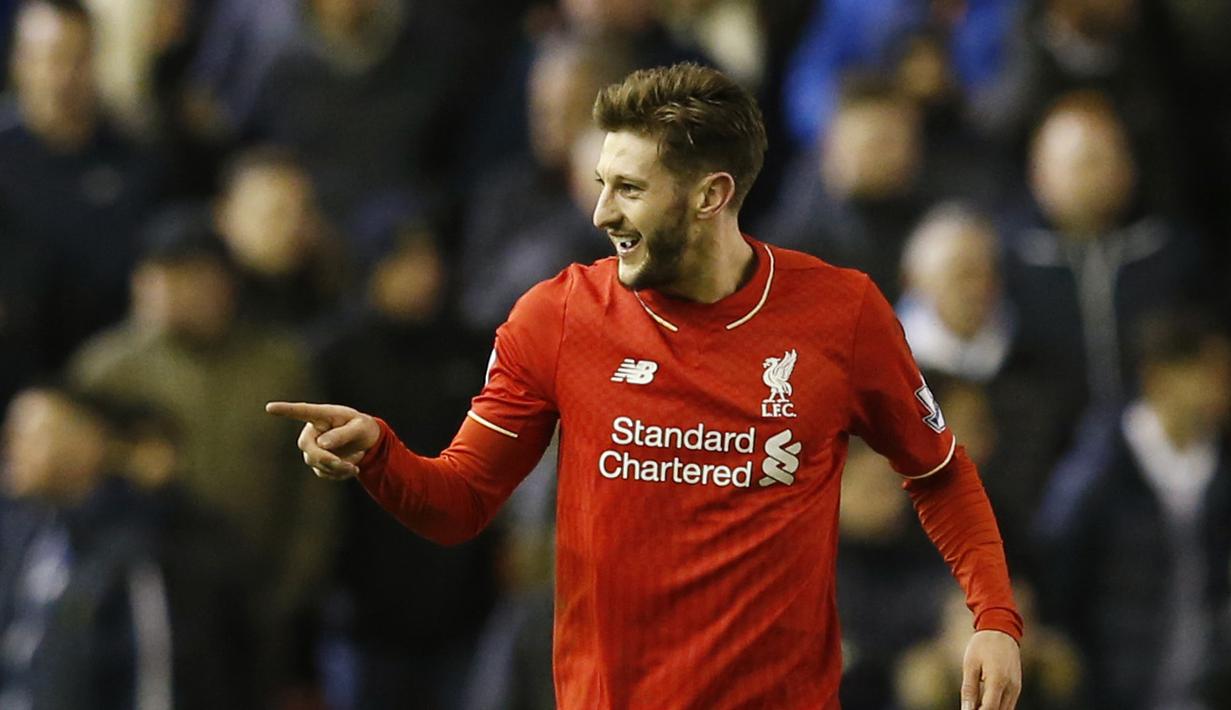 Pemain Liverpool, Adam Lallana mencetak satu gol saat timnya melibas Manchester City pada lanjutan Liga Inggris di Stadion Anfield, Kamis (3/3/2016). (Reuters / Phil Noble)