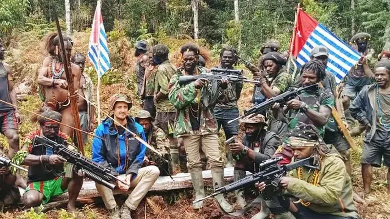 TNI menyebut masyarakat akan menjadi korban ketika terjadi pertempuran antara TNI-Polri dan KKB, sehingga pilot berkebangsaan Selandia Baru tersebut harus segera dibebaskan.<br>