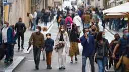 Orang-orang memakai masker untuk mencegah penyebaran COVID-19 saat mereka berjalan di pusat kota Roma pada Sabtu (3/10/2020). Masker wajah harus dipakai setiap saat di luar rumah di ibu kota Italia Roma dan wilayah sekitar Lazio mulai Sabtu, 3 Oktober. (AP Photo/Andrew Medichini)