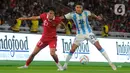 Pemain Timnas Indonesia Rafael William Struick berebut bola dengan pemain Argentina Nahuel Molina Lucero pada babak pertama pertandingan sepak bola FIFA Matchday di Stadion Utama Gelora Bung Karno (SUGBK), Jakarta, Senin (19/6/2023). Tim Garuda tertinggal satu gol pada babak pertama. (merdeka.com/Imam Buhori)