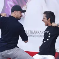 Mendapatkan peran antagonis dalam film maupun sinetron, sering menjadi sasaran bagi para penggemarnya. Begitu juga yang dialami Mike Locock dalam serial Malaikat Kecil dari India. (Bambang E. Ros/Bintang.com)