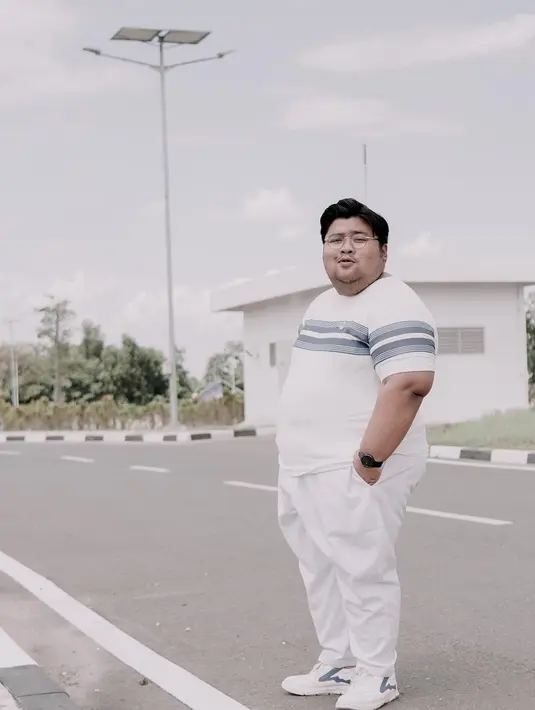 Belasan tahun berlalu, ini potret terbaru Mat Gondrong alias Tommy Kaganangan, ia masih konsisten dengan tubuhnya yang berisi. (FOTO: instagram.com/tommykaganangan15)