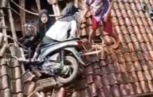 Ini Cerita di Balik Video Viral 2 Perempuan Kendarai Motor ‘Nyasar’ ke Atap Rumah Warga