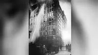 Kebakaran pabrik Triangle Shirtwaist Company di New York City pada 25 Maret 1911 (Wikipedia)