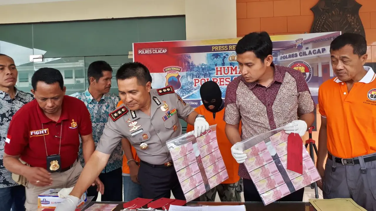 Kepala Desa di Cilacap membayar honor perangkat dengan uang palsu. (Foto: Liputan6.com/Polres Cilacap/Muhamad Ridlo)